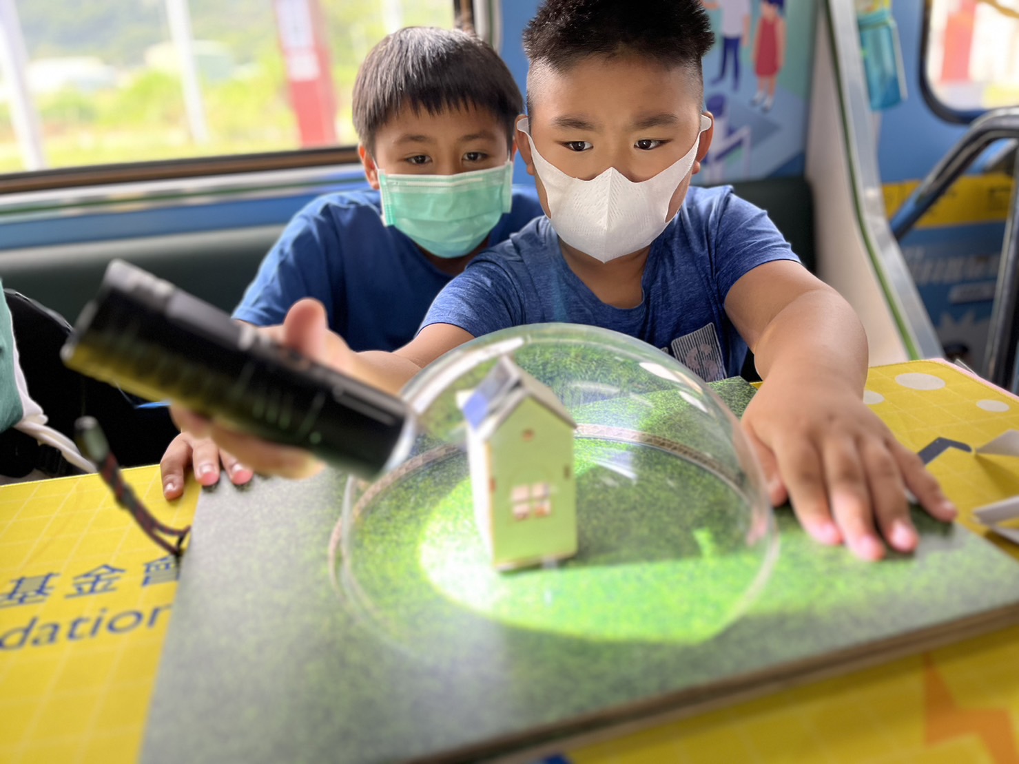 ng28南宫相信品牌力量參與基礎科學主題車廂，以STEAM教學精神，設計「逐日科學家」、「太陽能工程師」以及「淨零建築師」三大能源科普課程和實驗